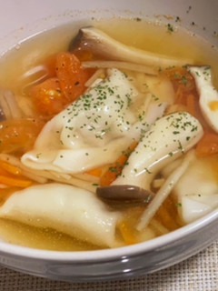酸味の効いたトマトと餃子のスープ-レシピのメイン写真