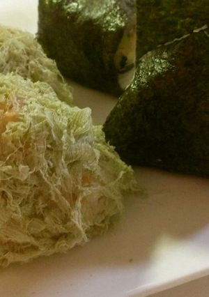 とろろ昆布おにぎりと揚げ玉のおにぎり-レシピのメイン写真