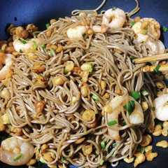 รูปของ 海老と揚げ玉の蕎麦炒め(調味料1つ！)