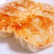 外はパリパリ中はジューシーな餃子!