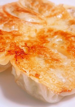 外はパリパリ中はジューシーな餃子!-レシピのメイン写真