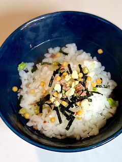 お茶漬けにうめこ(カリカリ梅)をパラパラ-レシピのメイン写真