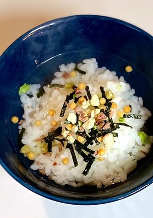 お茶漬けにうめこ（カリカリ梅）をパラパラ-レシピのメイン写真