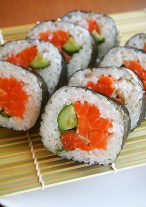 サーモンたっぷり！巻き寿司♪恵方巻きにも-レシピのメイン写真