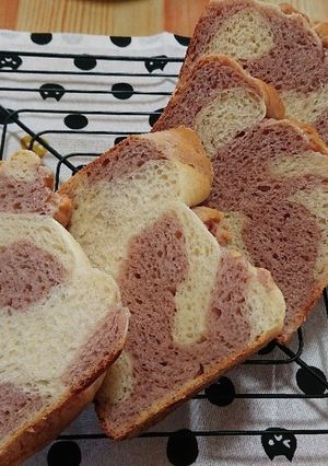 いちごマーブル食パン-レシピのメイン写真