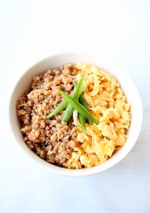 炒り卵と鶏そぼろで、旨っ！な【そぼろ丼】-レシピのメイン写真