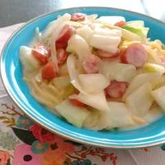 รูปของ 白菜と玉ねぎとソーセージのクリームパスタ