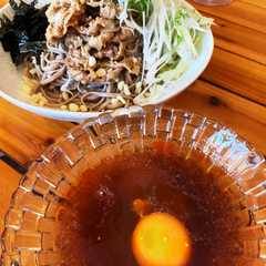A picture of ラー油で食べる肉そば.