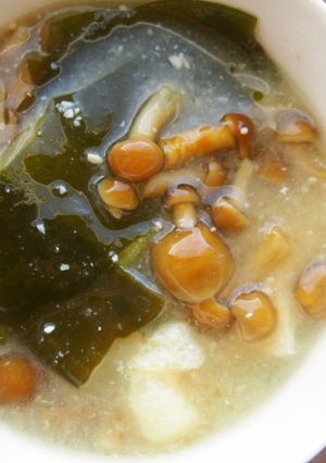 なめことワカメの味噌汁♪ツルツル食感！-レシピのメイン写真