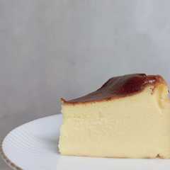 ぺろっと食べれちゃうバスクチーズケーキ-レシピのメイン写真