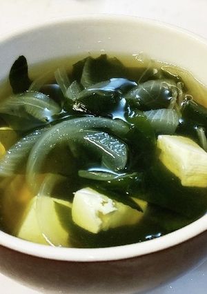 ワカメ・玉ねぎ・豆腐スープ。-レシピのメイン写真
