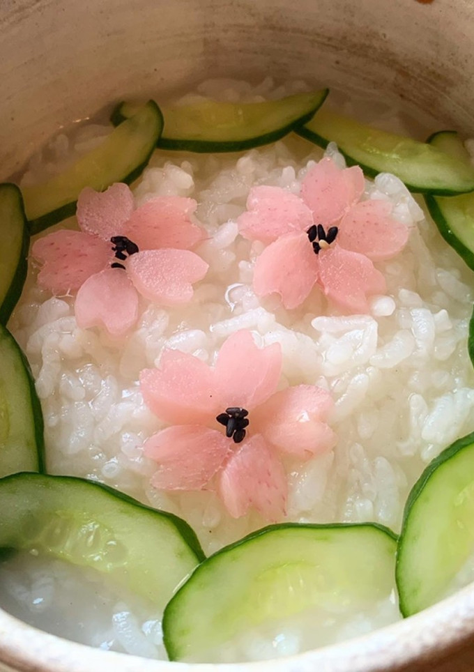 桜の花を飾ったお粥-レシピのメイン写真