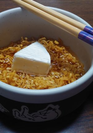 簡単うま♡チキンラーメンにカマンベール-レシピのメイン写真