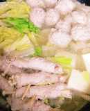 蓮根つみれと肉巻きえのきの塩糀鍋