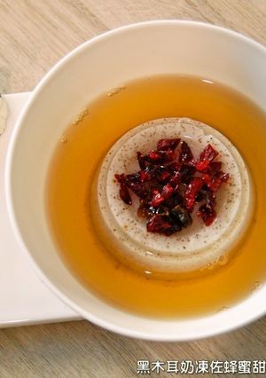 黑木耳奶凍佐蜂蜜甜湯．柯媽媽の植物燕窩-レシピのメイン写真