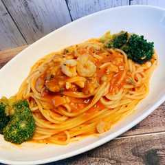 รูปของ フライパンでシーフードとトマトのパスタ