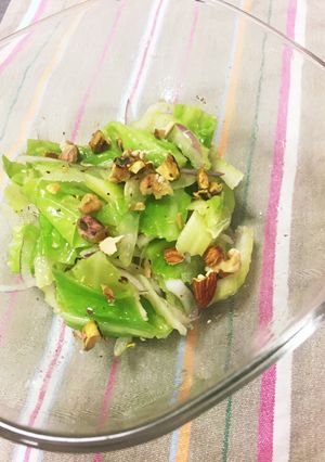 キャベツとセロリと赤玉ねぎのナッツサラダ-レシピのメイン写真