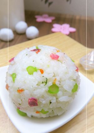 おむすびの素+春菊の茎＊おむすび-レシピのメイン写真