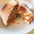 チーズと半熟卵のハンバーグホットサンド