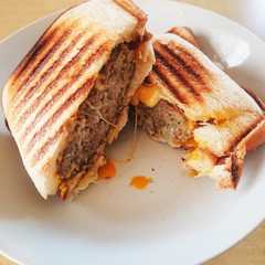 รูปของ チーズと半熟卵のハンバーグホットサンド