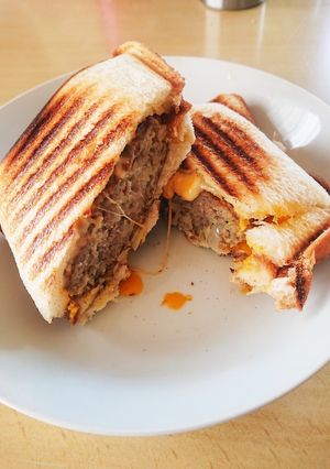 チーズと半熟卵のハンバーグホットサンド-レシピのメイン写真