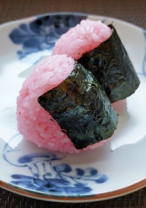 春色楽しい♪桜でんぶおにぎり-レシピのメイン写真