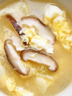 簡単!ふわふわ卵と椎茸のお味噌汁♪-レシピのメイン写真