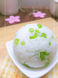 かおりと食感をたのしむ*春菊軸のおむすび-レシピのメイン写真