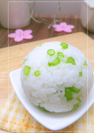 かおりと食感をたのしむ*春菊軸のおむすび-レシピのメイン写真