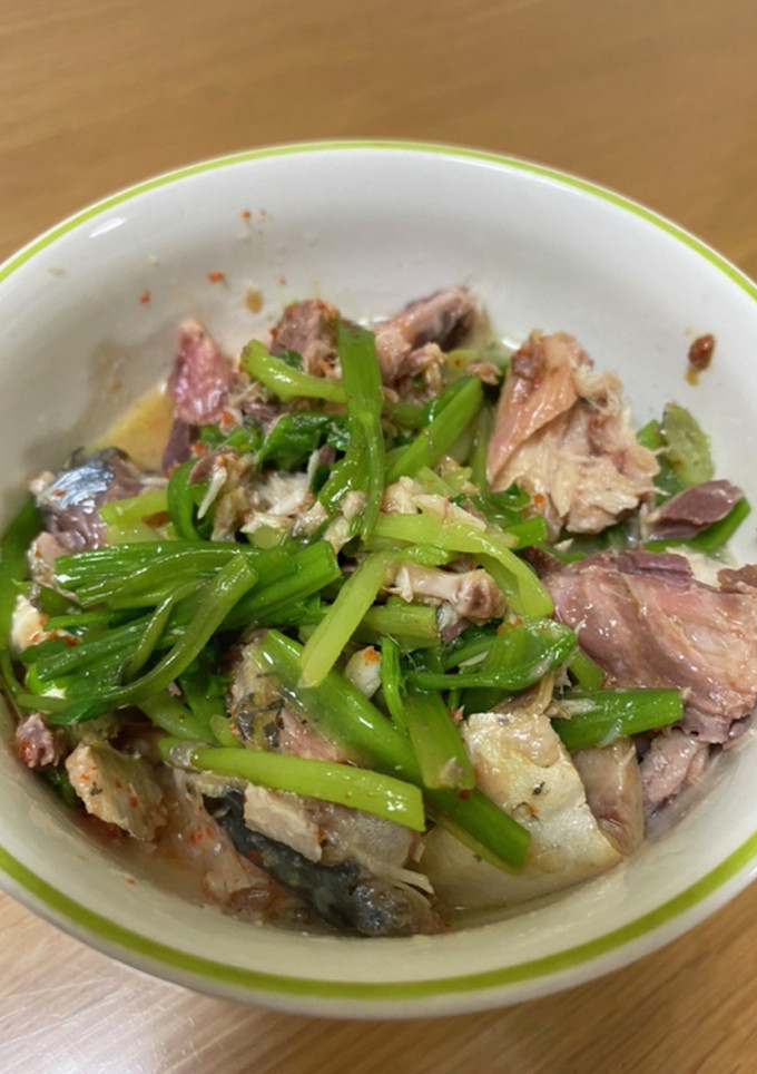 簡単おつまみ♩さっぱりとせりの鯖缶和え-レシピのメイン写真