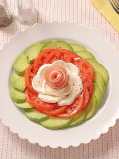 アボカドトマトのお花カプレーゼ-レシピのメイン写真