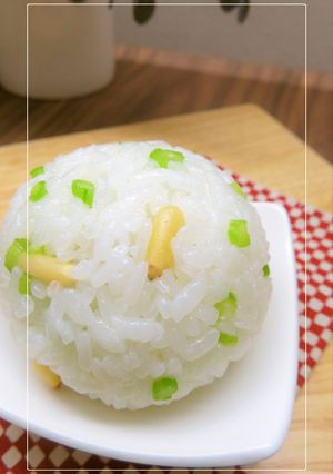 春菊軸と松の実のおむすび-レシピのメイン写真