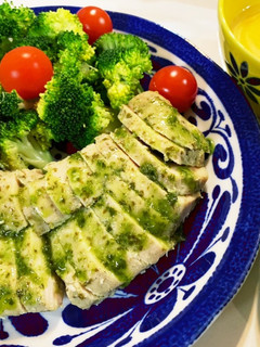 簡単!ヘルシー柔らか♡鶏胸肉のバジル蒸し-レシピのメイン写真