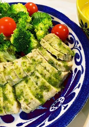 簡単!ヘルシー柔らか♡鶏胸肉のバジル蒸し-レシピのメイン写真
