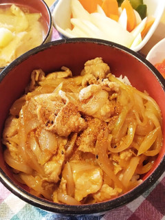 玉ねぎたっぷり!ちょび辛豚丼 -レシピのメイン写真