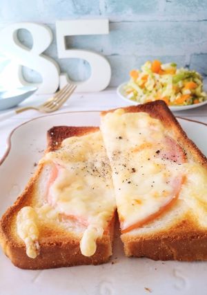 在宅ワークランチ♪冷凍ハムチーズトースト-レシピのメイン写真