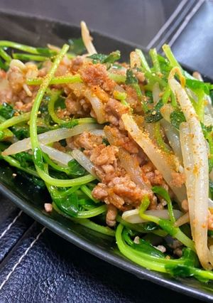 手軽♪豆苗モヤシのサンバルブラチャン炒め-レシピのメイン写真