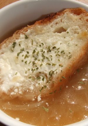 寒い日のごちそう☆オニオングラタンスープ-レシピのメイン写真