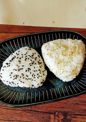 黒ごま塩おにぎりvs白ごま塩おにぎり♪-レシピのメイン写真