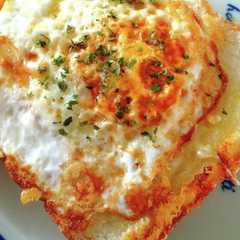 รูปของ トースターいらず！目玉焼きチーズパン♪