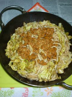 春キャベツ入り焼きうどん・納豆載せ-レシピのメイン写真