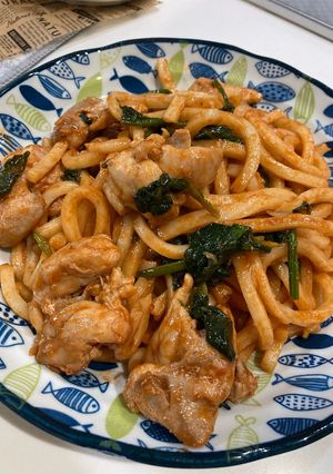 鶏肉とほうれん草のナポリタンうどん-レシピのメイン写真