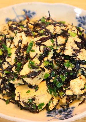 ごま油が香るニラとひじきの炒り豆腐-レシピのメイン写真