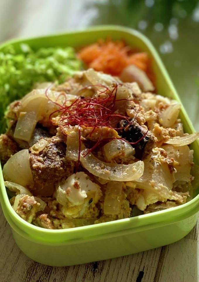 【10分弁当】鯖味噌缶と玉ねぎの卵とじ-レシピのメイン写真