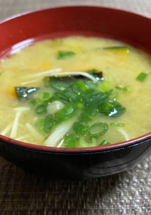 かぼちゃとキノコミックスのお味噌汁-レシピのメイン写真
