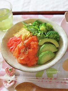 ひな祭りに サーモンアボカドちらし寿司丼-レシピのメイン写真