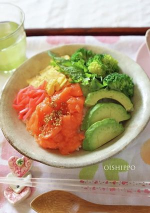 ひな祭りに サーモンアボカドちらし寿司丼-レシピのメイン写真