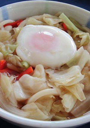 カット野菜の煮込みうどん(半熟卵添え)-レシピのメイン写真
