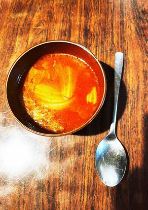 半月玉ねぎでレタス＆トマトコンソメスープ-レシピのメイン写真