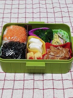 生姜焼入りおにぎり弁当です-レシピのメイン写真